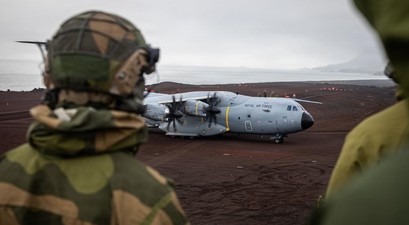 Airbus A400M der Roal Air Force nach der Landung in Jan Mayen: Mit dem Transporter wurden Nato-Kontingente in die Arktis verlegt.