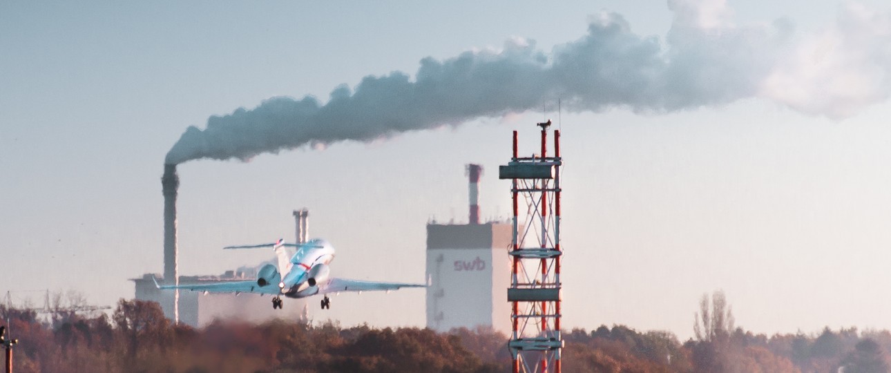 Geschäftsflieger beim Start in Bremen: Manager auf dem Weg zum nächsten Milliarden-Deal?