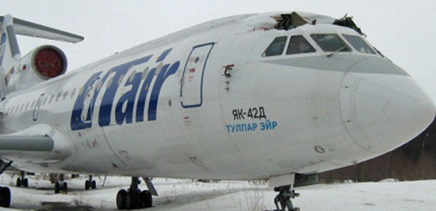 Die Jak-42 von UT Air: Cockpit beschädigt.