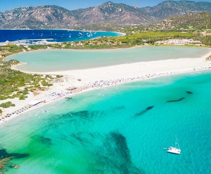 Die Plätze 11 bis 9 belegen mit jeweils durchschnittlich 9900 Google-Suchanfragen pro Monat Sardinien (Bild), ...