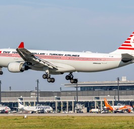 Ein Airbus A330-200 von Turkish Airlines landet am Flughafen BER: Turkish Airlines setzt am meisten Langstreckenflugzeuge innerhalb Europas ein.