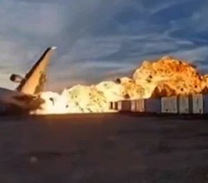 Der Moment des Unfalls: Die McDonnel Douglas MD-11 geht in einem Feuerball auf.