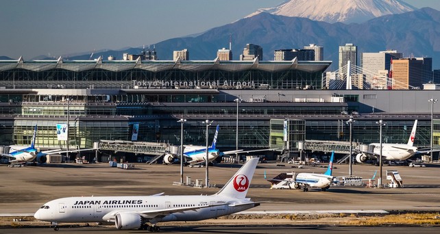 Flughafen Tokio-Haneda mit dem Fuji im Hintergrund: Japanische Airlines sollen sich bei Inlandsflügen künftig abstimmen.