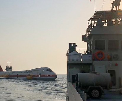 Boeing 747 von Dive Bahrain. Der ausrangierte Jumbojet wurde mit Schiffen in den Persischen Golf hinausgezogen.