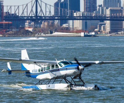 Flugzeug von Tailwind Air: Start und Landung im Hafen von Manhattan.