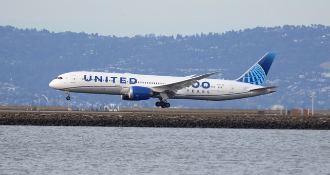 N61101: Die Boeing 787 macht United Airlines Probleme.