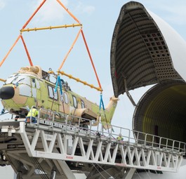 Airbus wirbt dafür, dass der Beluga ohne Kran beladen werden kann. Bei dieser Testbeladung kam dennoch einer zum Einsatz.