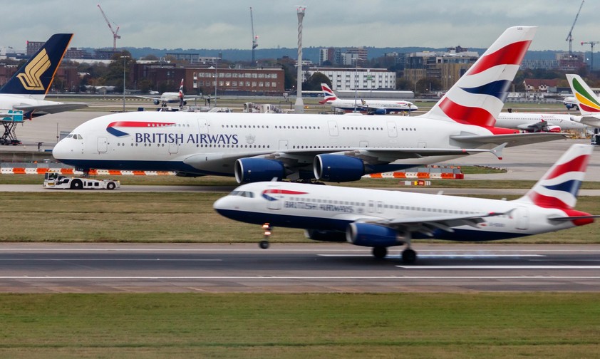 Zwei Airbus-Maschine von British Airways in Heathrow: Die Regierung hat sich für den Entwurf mit einer 3500 Meter langen Piste entschieden.  