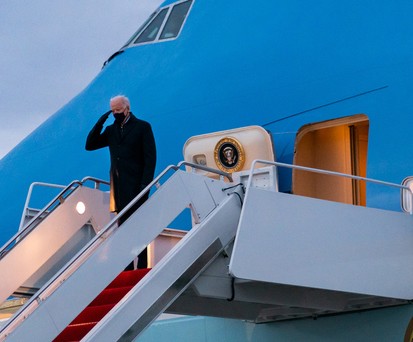 ... Präsident an Bord, wie hier Joe Biden, wird das Flugzeug dadurch zur Air Force One.