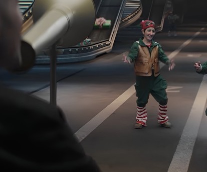 Weihnachtsspot 2025 von Aena: Elfen spielen eine zentrale Rolle.