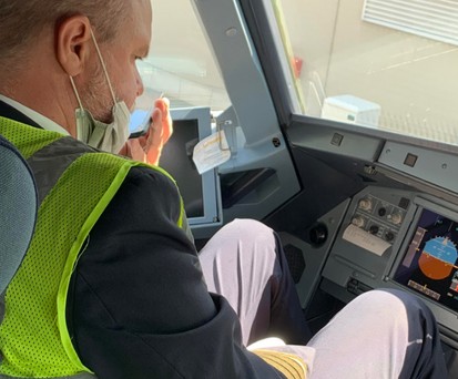 Kapitän Claus Harder im Cockpit: Vorbereitung ist zentral.