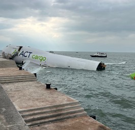 Die Boeing 747 von Air ACT im Wasser: Die Crew überlebte.
