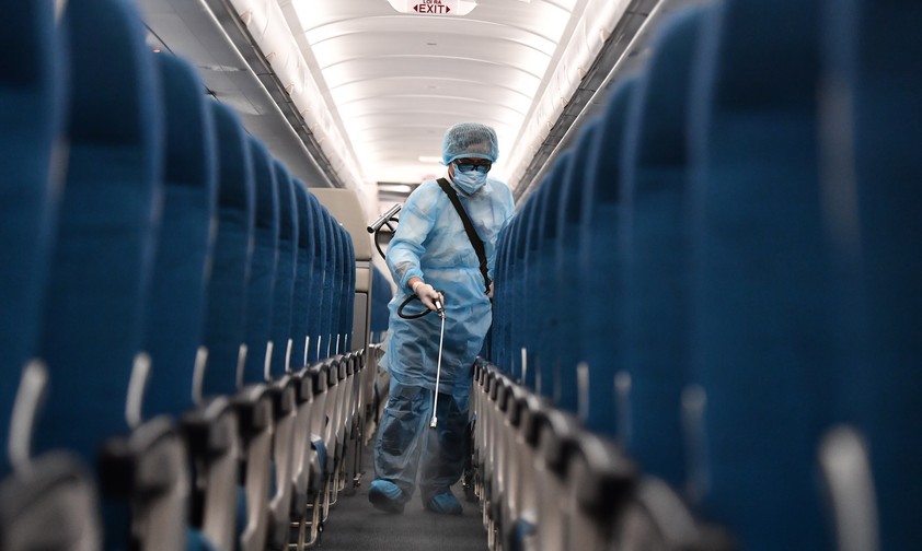 Desinfektion bei Vietnam Airlines: Das Personal wird durch spezielle Anzüge geschützt.