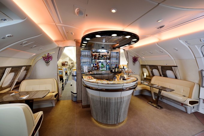 Ein Blick auf die legendäre Bar im A380 der Golfairline.