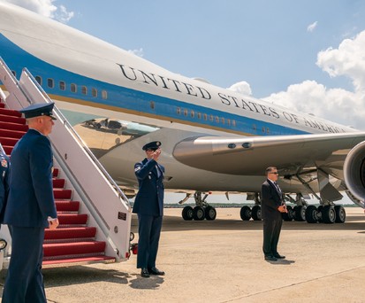 US-Präsident Joe Biden (rechts) auf dem Weg zur aktuellen Air Force One: Die ...