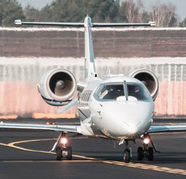 Privatjet am Boden: Die Flüge mit Privatflugzeugen steigen an.