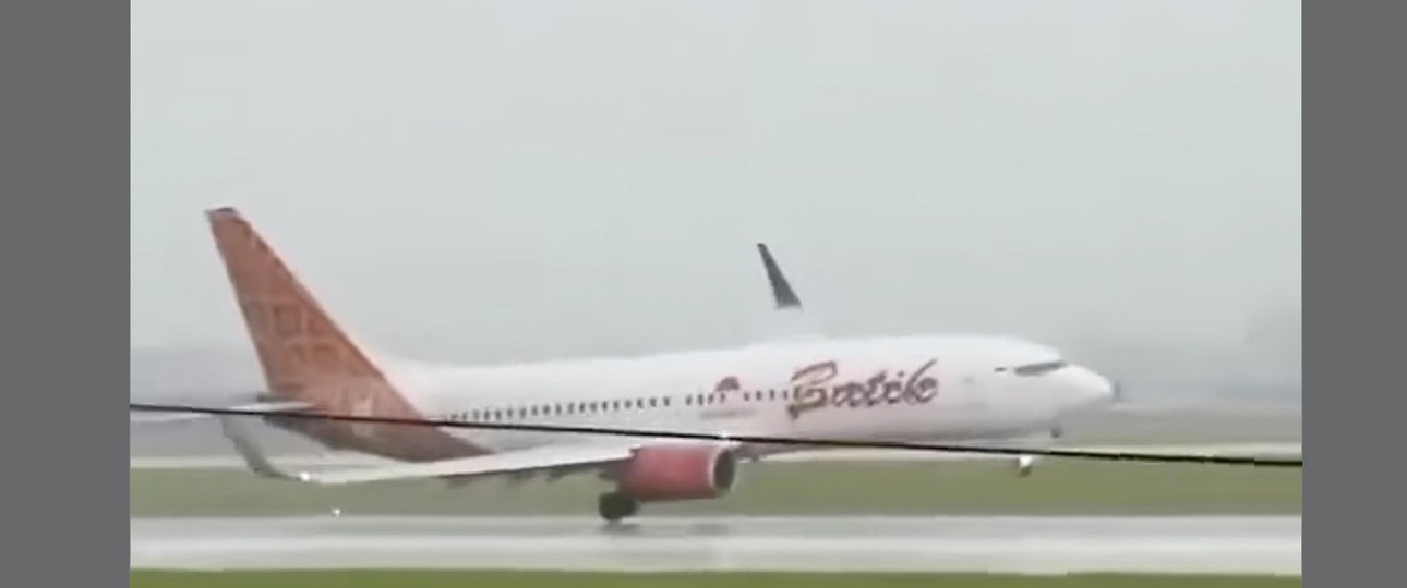 Der heikle Moment: Die Boeing 737 berührt mit dem Triebwerk fast die Piste.