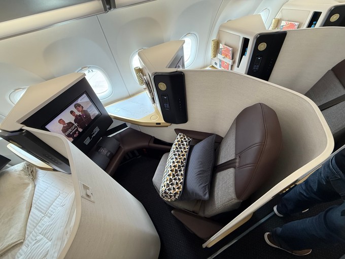 In den LR bietet Etihad 14 Business-Plätze. Sie stehen in einer 1-1-Fischgrätenanordnung. 