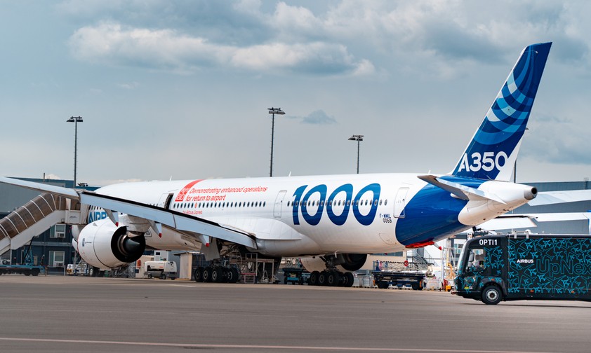 Ein Airbus A350 und der Optimate-Lkw: Das Fahrzeug ...