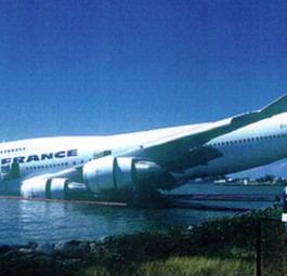 Jumbo-Jet mit der Nase im Wasser: Später hob die 747 wieder ab.