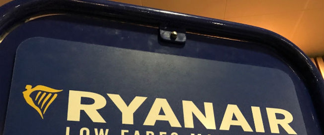Schild von Ryanair: Die Fluglinie hat Ärger.