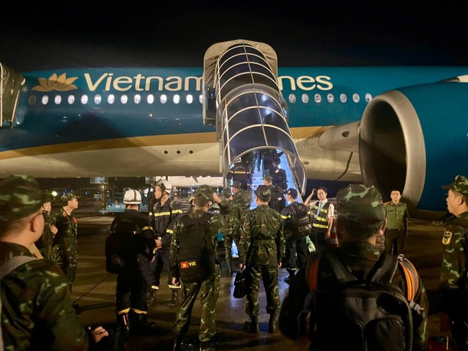Der Airbus A350 von Vietnam Airlines zu Beginn des Hilfseinsatzes.