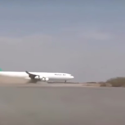 Airbus A340-300 von Mahan Air bei der Landung im Jemen: Der Airport ist seit zehn Jahren gesperrt.