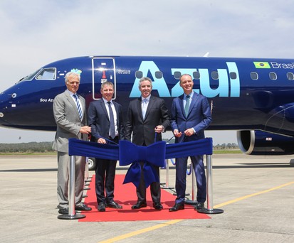 Glückliche Gesichter bei Azul und Embraer: Die Billigairline hat ihre erste E195-E2 erhalten.