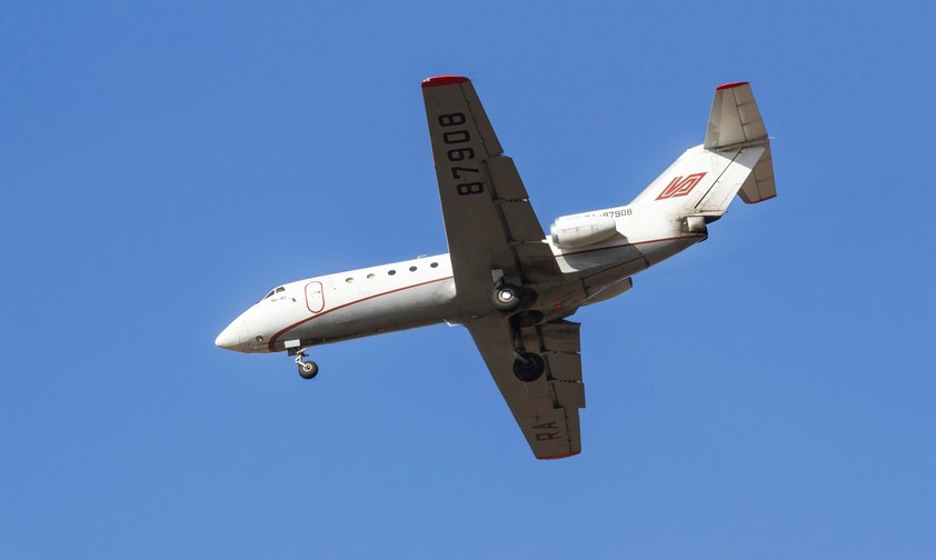 Yakovlev Yak-40 im Flug: Ein solches Flugzeug wollte mit offener Tür starten.