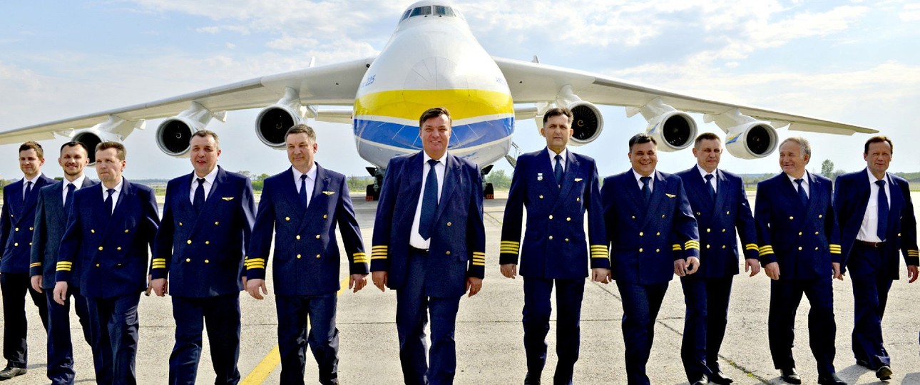 Antonov An-225 und Crew-Mitglieder, hier im Jahr 2018: Kapitäne Dmytro Antonov, in der Mitte, erhebt nun Vorwürfe.