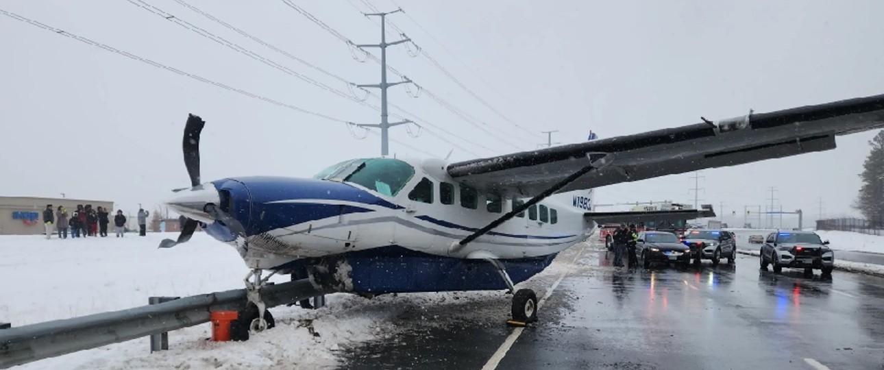 Cessna auf dem Highway: verletzt wurde niemand.