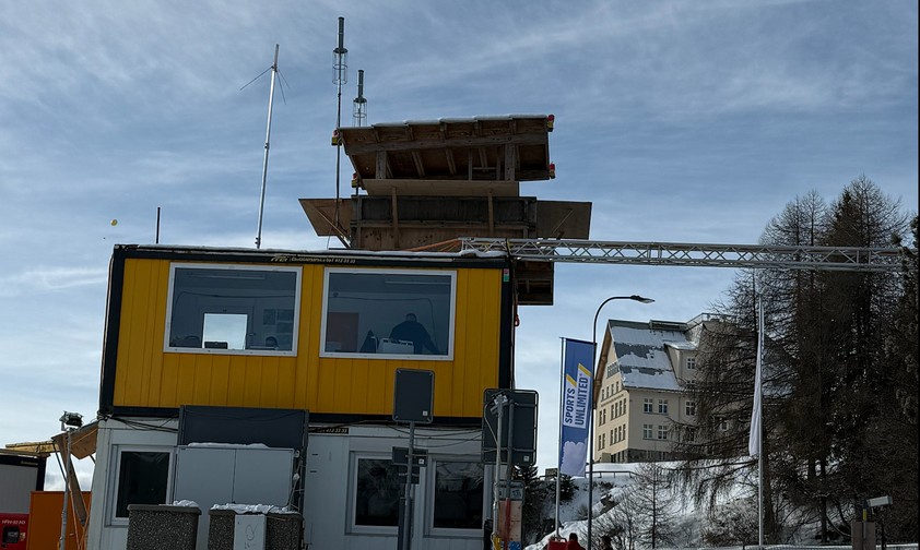 Temporärer Tower in Davos: Außen schlicht, innen hoch spezialisiert.