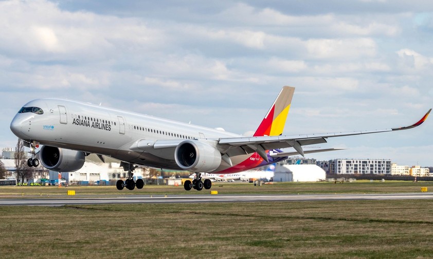 Ein A350 von Asiana: Das Flugzeug hat das rote Log auf dem Rumpf verloren.