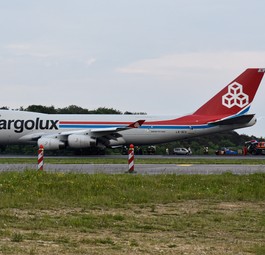 Die Boeing 747 blieb nach dem Zwischenfall auf der Piste stehen.