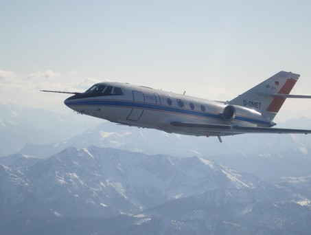 Falcon 20E der DLR im Flug: das DLR hat zusammen mit Tuifly Flugrouten getestet, die die Entstehung von Kondensstreifen vermeiden.