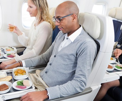 Essen bei Air France (hier in der Premium Economy): Künftig in allen Klassen ohne Einwegplastik.