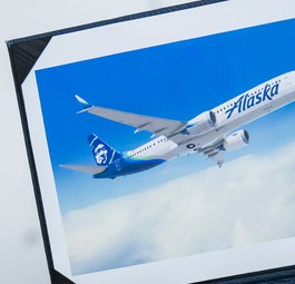 Bilder einer Boeing 737 Max vor einer Boeing 737 Max: Alaksa Airlines stockt ihre Order auf.