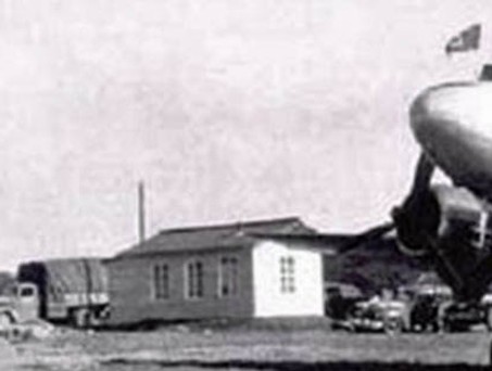 Das erste Flughafengebäude im Jahr 1946: Später Start des Flugverkehrs.