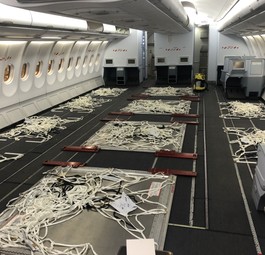Die umgebaute Kabine des A330: Wo eigentlich die Business Class ist, ist nun Platz für Waren.