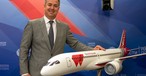 Geschäftsführer Evgeny Klyucharev mit Airbus-A220-Modell: Es wird beim Modell bleiben.