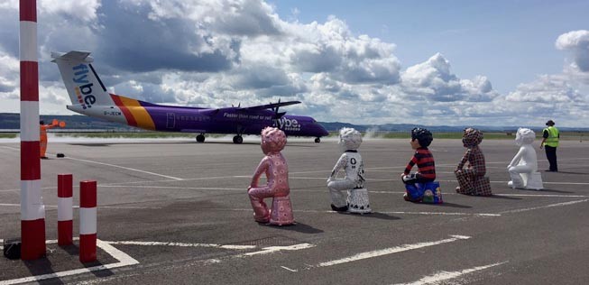 Ganz schön bunt: So zeigen sich die Flugzeuge von Flybe heute.