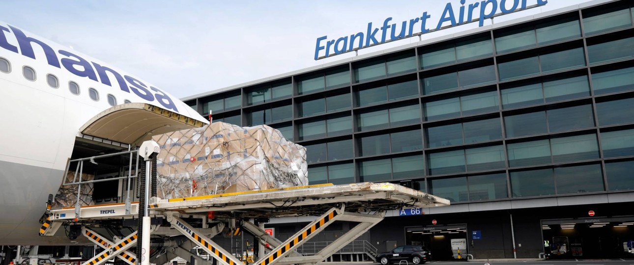 Frachtverladung am Frankfurter Flughafen: Luftpost macht den Unterschied.