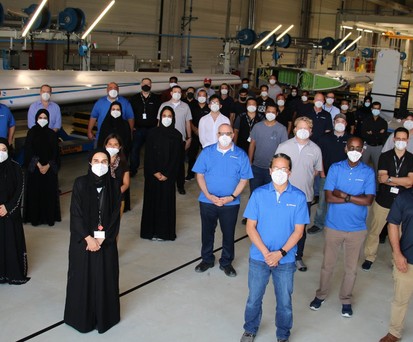 Mitarbeiter vor einem Seitenleitwerk für eine Boeing 787: Erstmals gebaut in den Vereinigten Arabischen Emiraten.