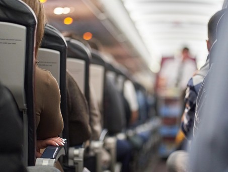 Flugzeugkabine: Die Zahl pöbelnder Passagiere nimmt zu.