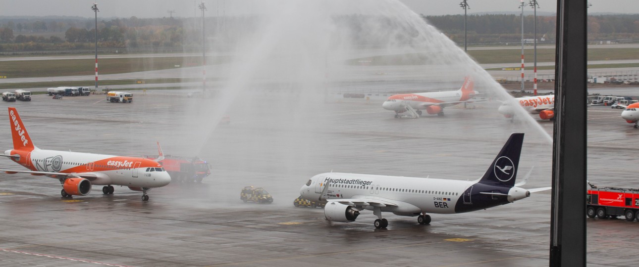 Die ersten beiden Flugzeuge kommen am BER an: Zwei Airbus A320 Neo von Easyjet und Lufthansa markierten den Betriebsbeginn des BER.