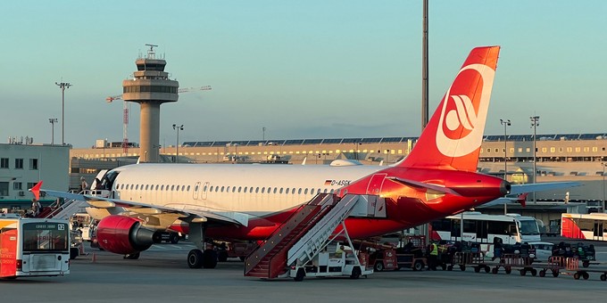 Airbus A320 mit dem Kennzeichen D-ASGK: Sundair lässt ihn bald umlackieren.