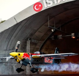Mit dem Flugzeug durch den Tunnel