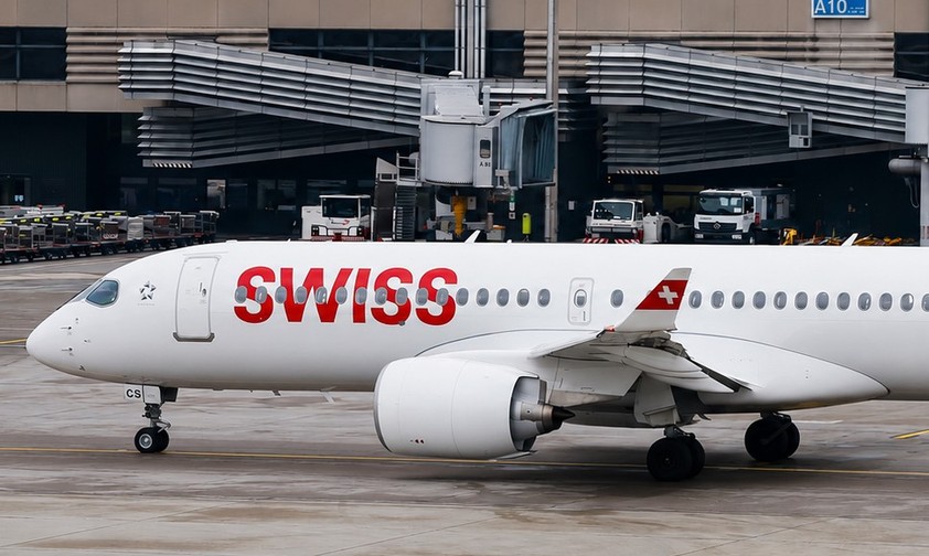 HB-JCS: Der Airbus A220 hatte in Ostende ein technisches Problem.