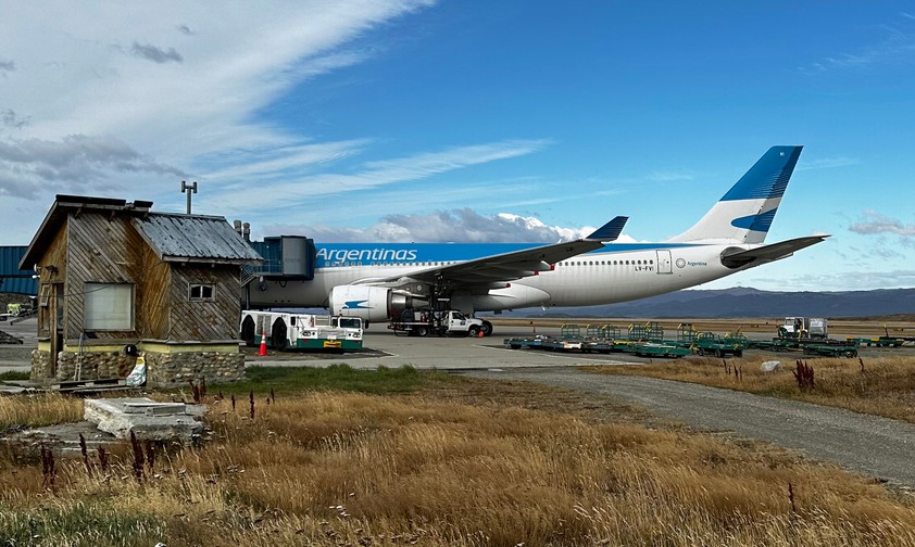 Airbus A330 von Aerolineas Argentinas in Ushuaia: Die Airline gehört künftig den Angestellten.