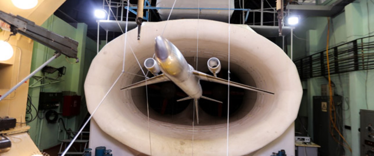 Mit drei kleinen Modellen macht Russland erste Windkanaltests für Langstreckenflugzeug-Konzepte. Die Tests finden kopfüber statt.Hier zu sehen: Entwurf MS-1 mit kreisrundem Rumpf.